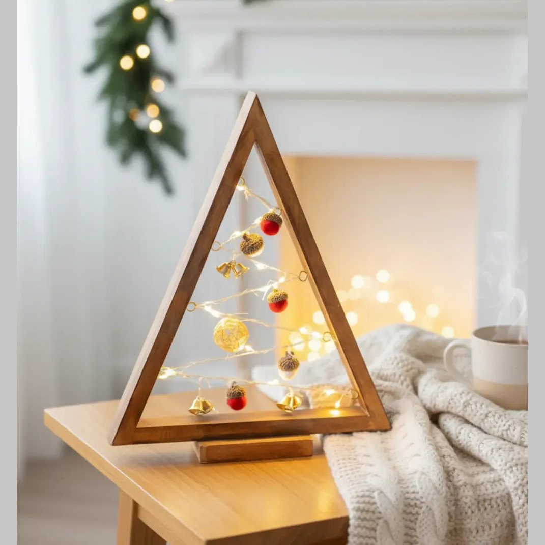 Driehoekige Houten Kerstboom – Minimalistische Tafeldecoratie Met Ornamenten – Massief Hout