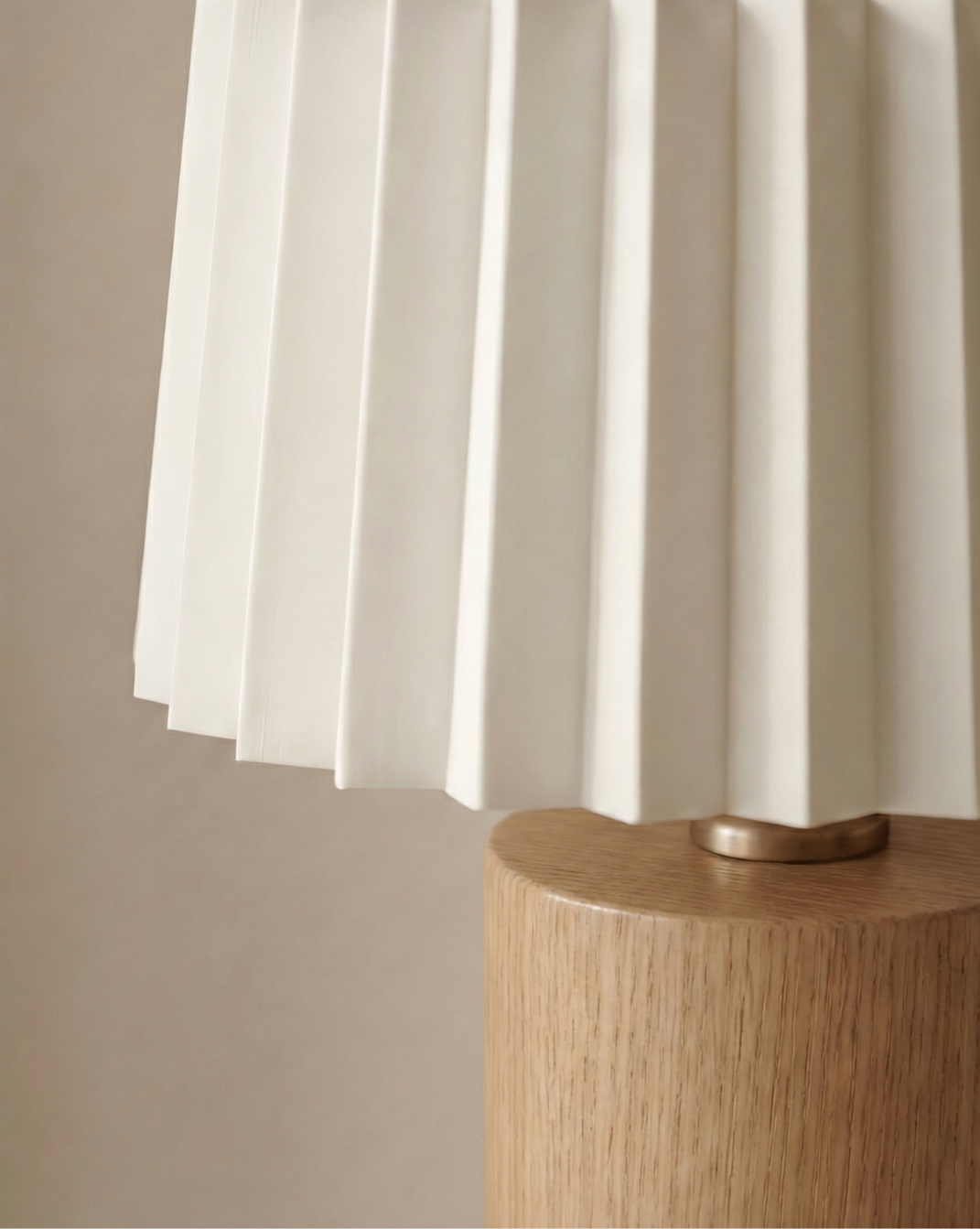 Koreaanse Stijl Tafellamp – Geplooide Stoffen Kap Met Houten Voet | - Maison Roze