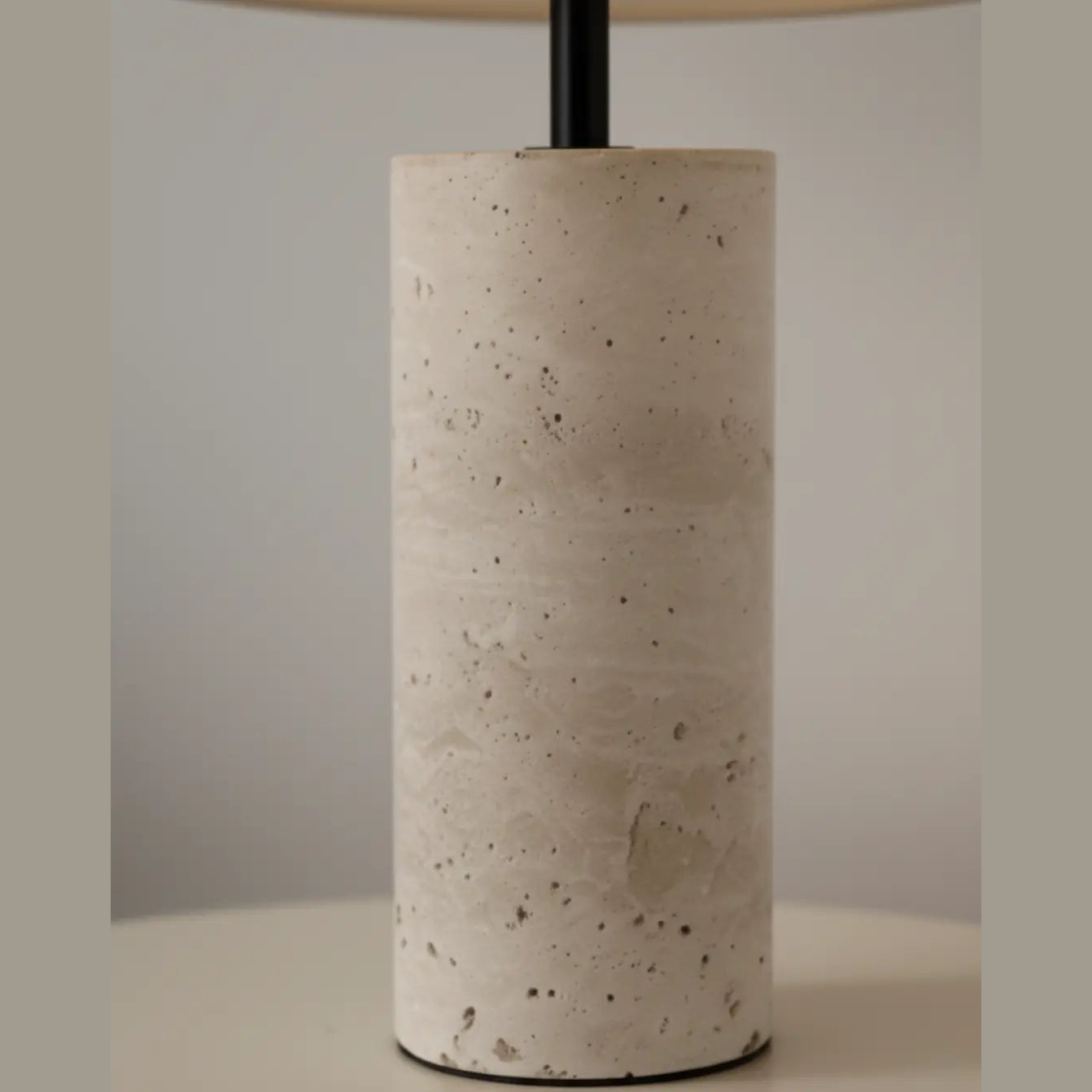 Travertijn Tafellamp – Gele Natuursteen & Stoffen Kap