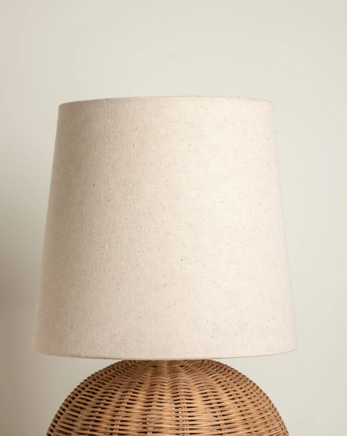 Wabi-Sabi Rotan Tafellamp – Handgeweven Voet Met Stoffen Kap | - Maison Roze