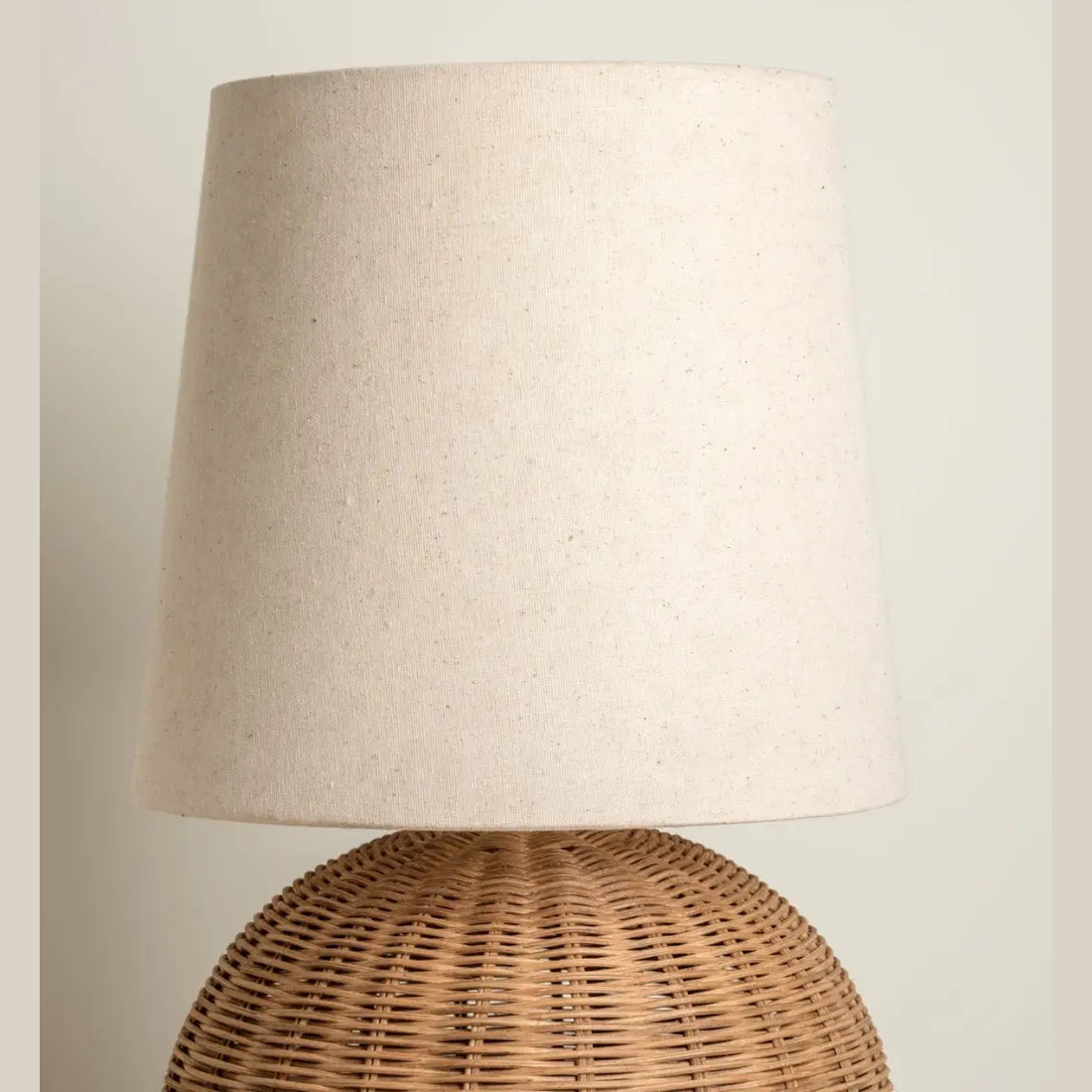 Wabi-Sabi Rotan Tafellamp – Handgeweven Voet Met Stoffen Kap