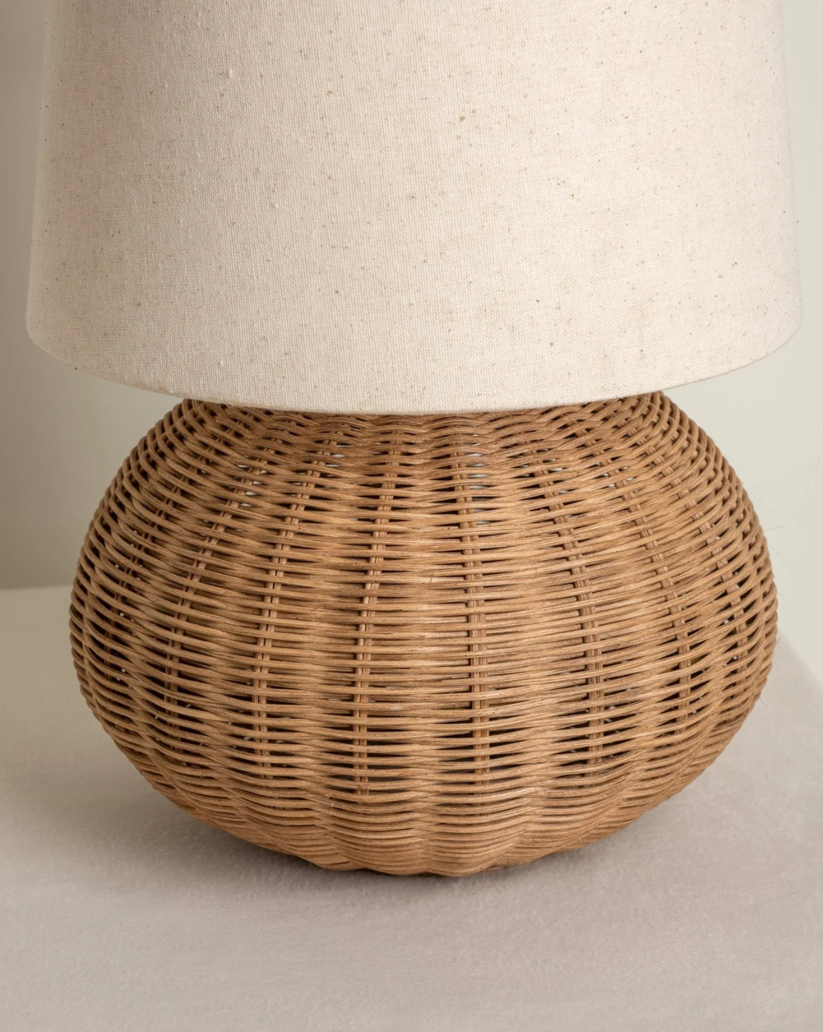 Wabi-Sabi Rotan Tafellamp – Handgeweven Voet Met Stoffen Kap | - Maison Roze