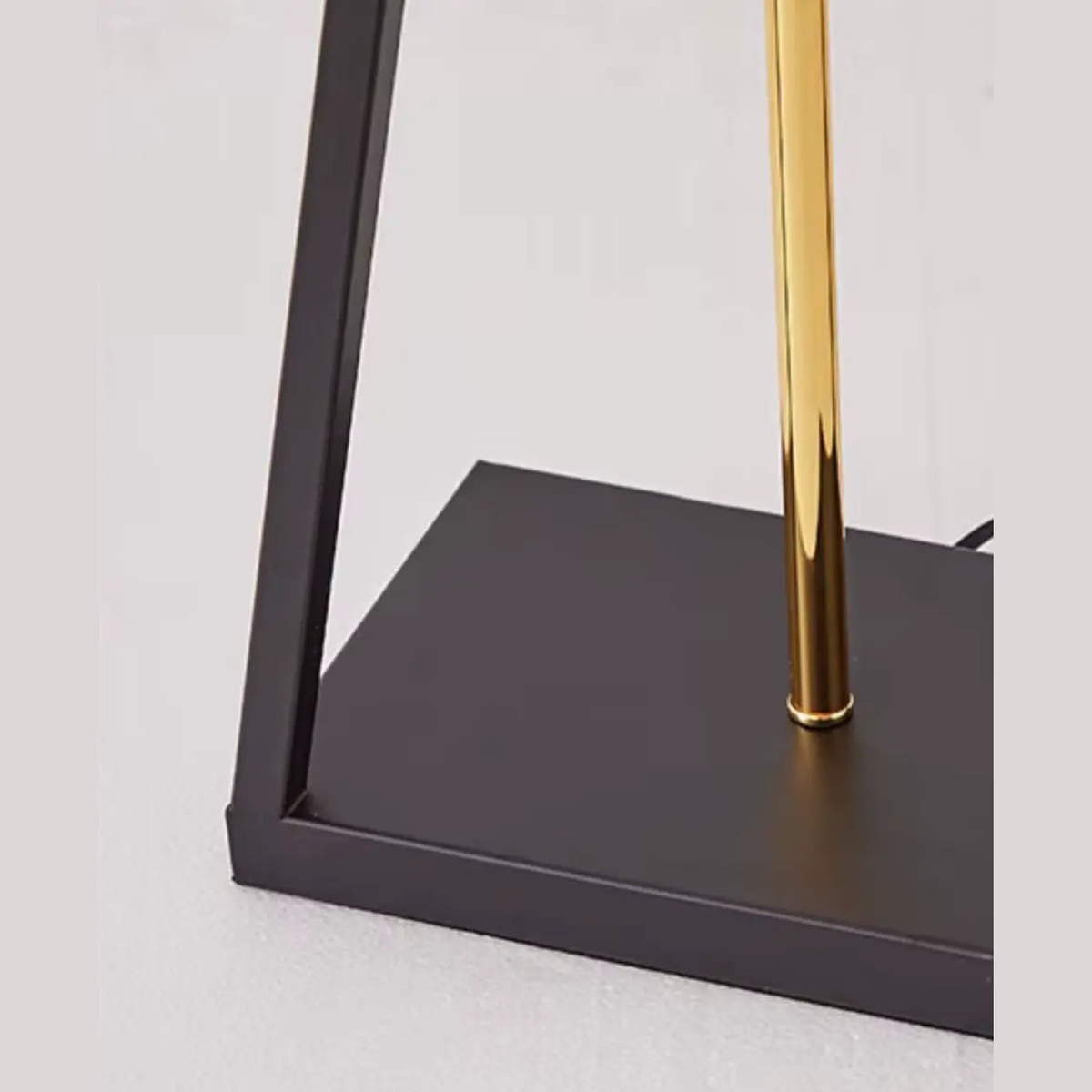 53cm Moderne Ijzeren Tafellamp – Tijdloos Ijzeren Ontwerp Met Stoffen Kap