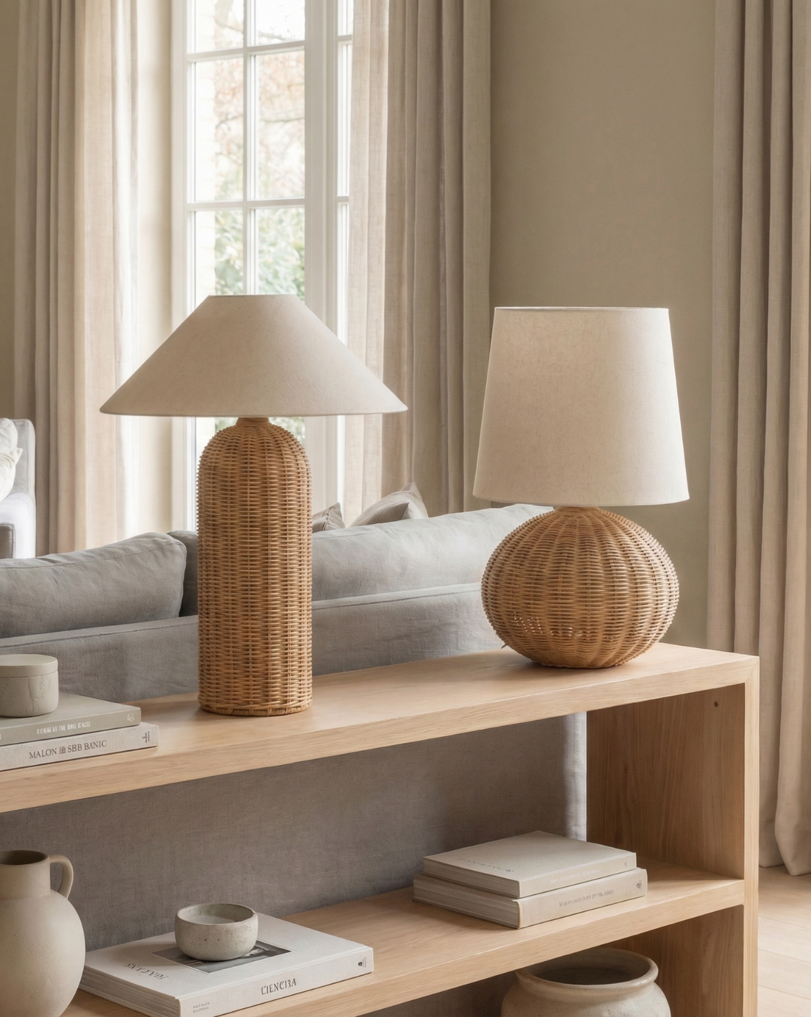 Wabi-Sabi Rotan Tafellamp – Handgeweven Voet Met Stoffen Kap | - Maison Roze