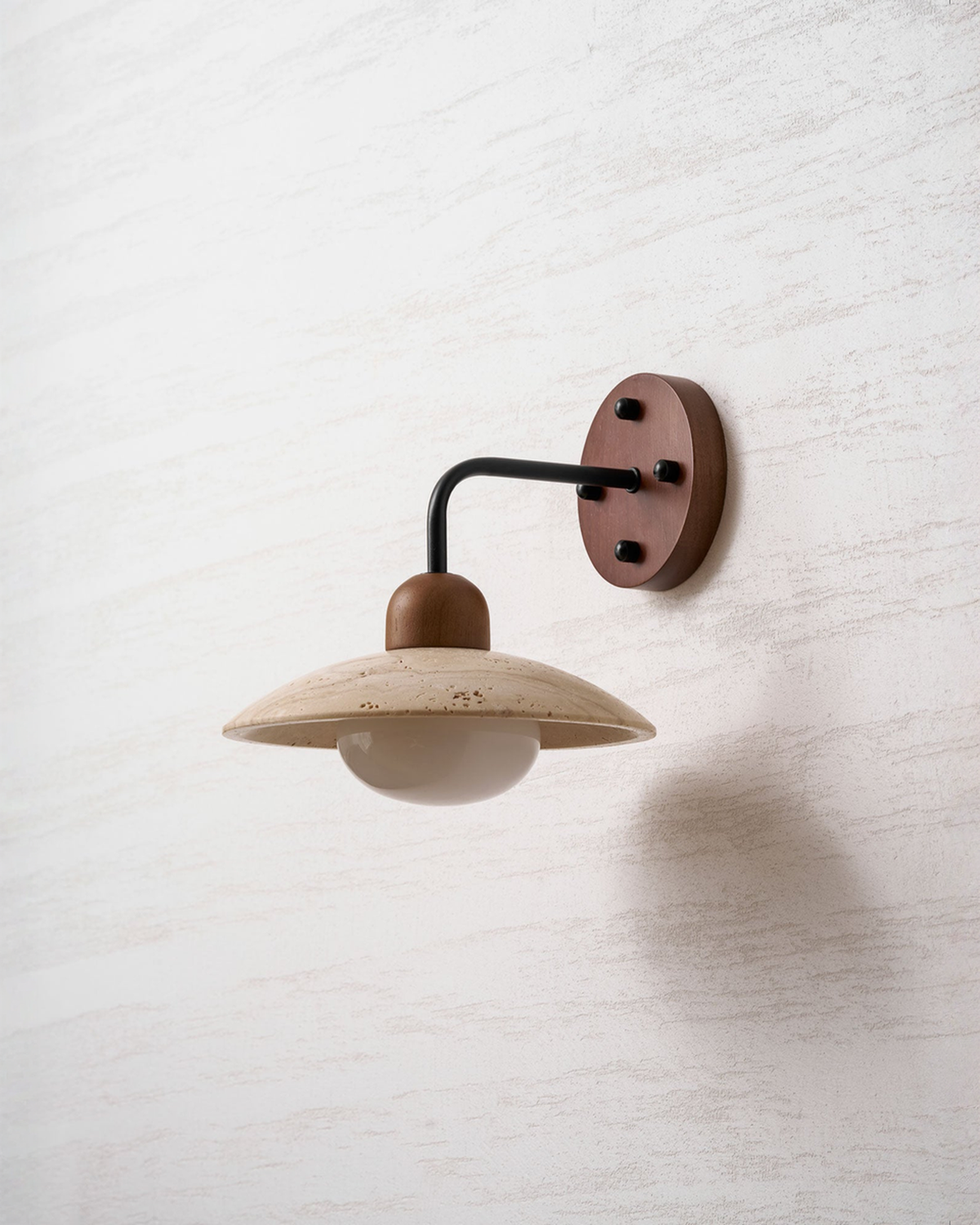 Dome Arm - Travertin wandlamp met gebogen arm en hout | - Maison Roze
