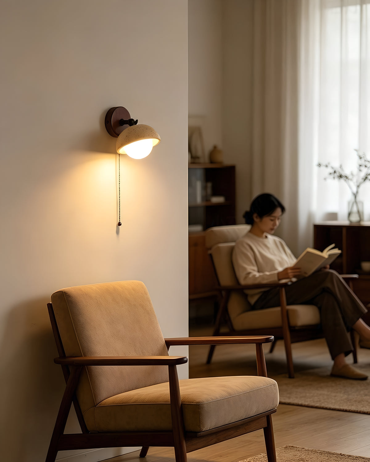 Pecherna - Travertin wandlamp met walnoot en glazen bol | - Maison Roze