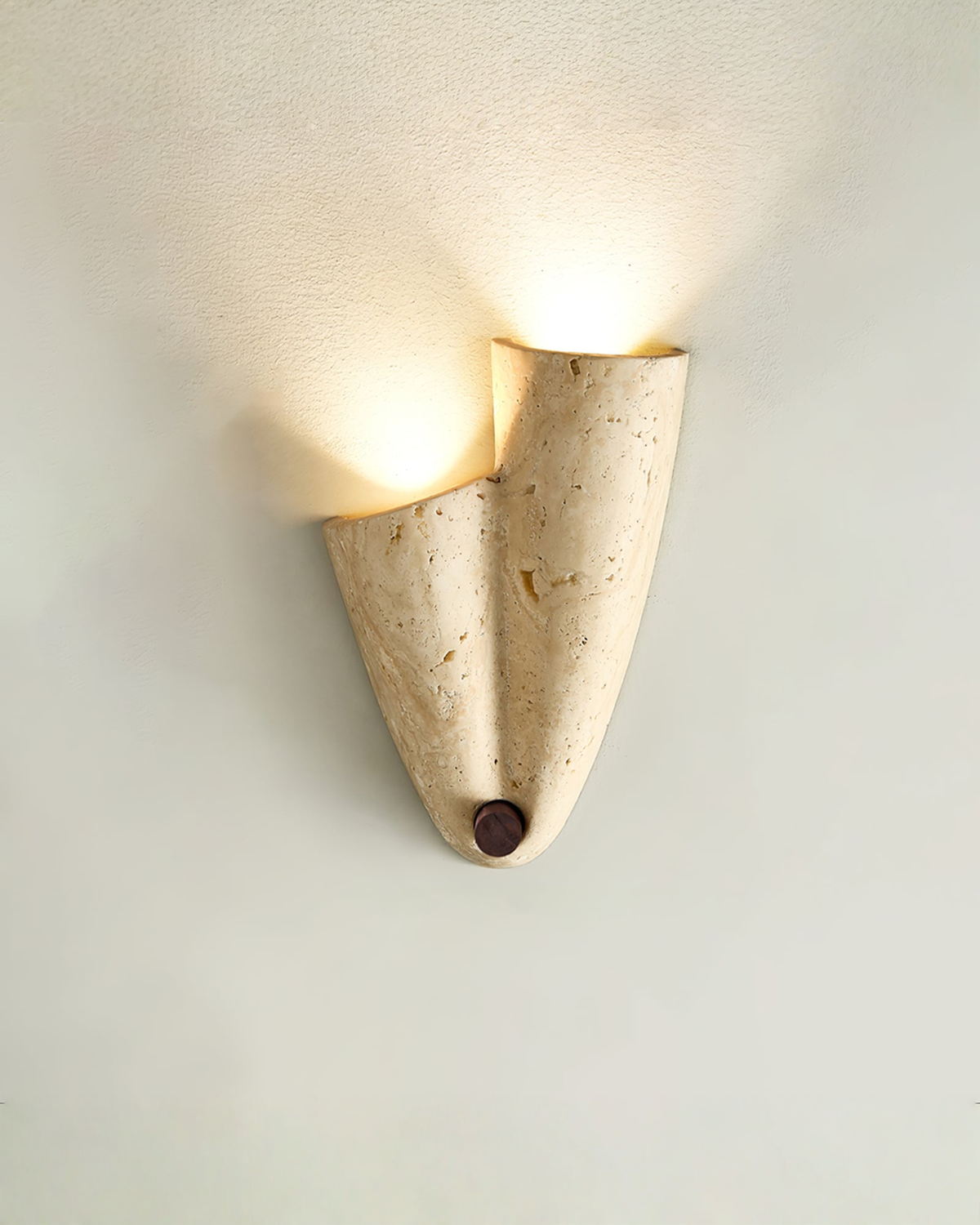 Drapé - Travertin wandlamp met plooivorm | Rechtsboven - Maison Roze