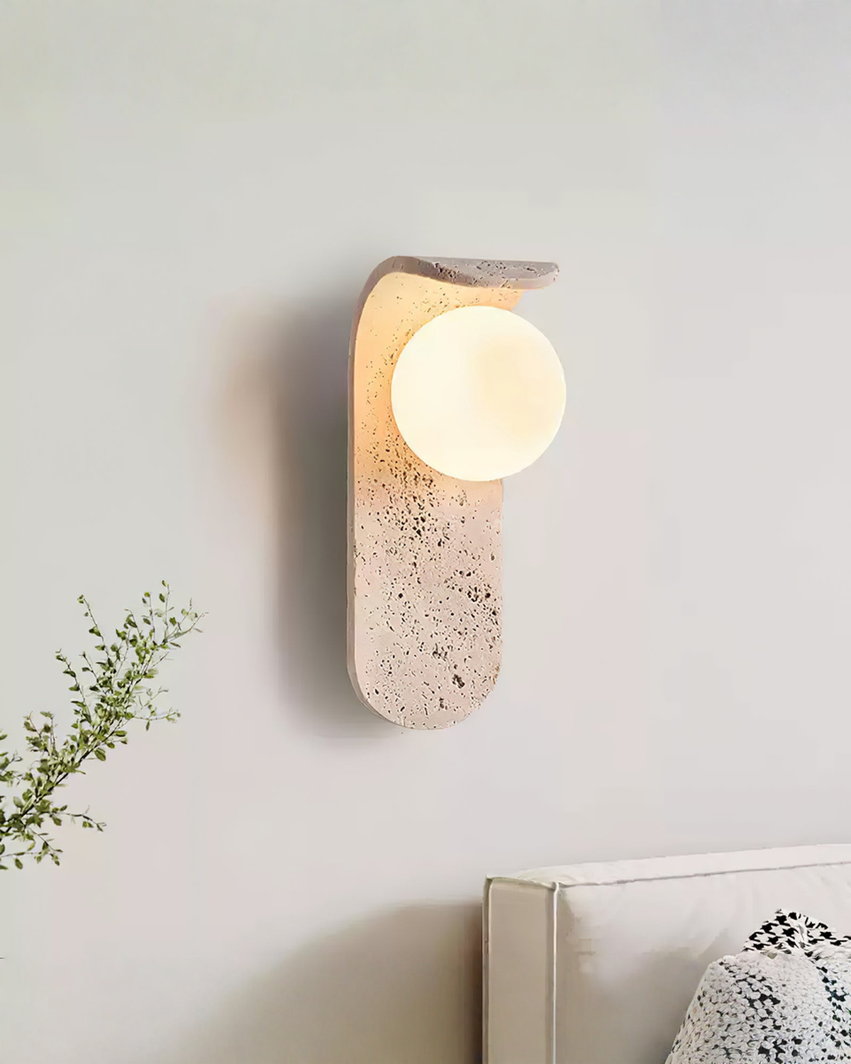 Solis Curve - Gebogen travertin wandlamp met glazen bol | - Maison Roze