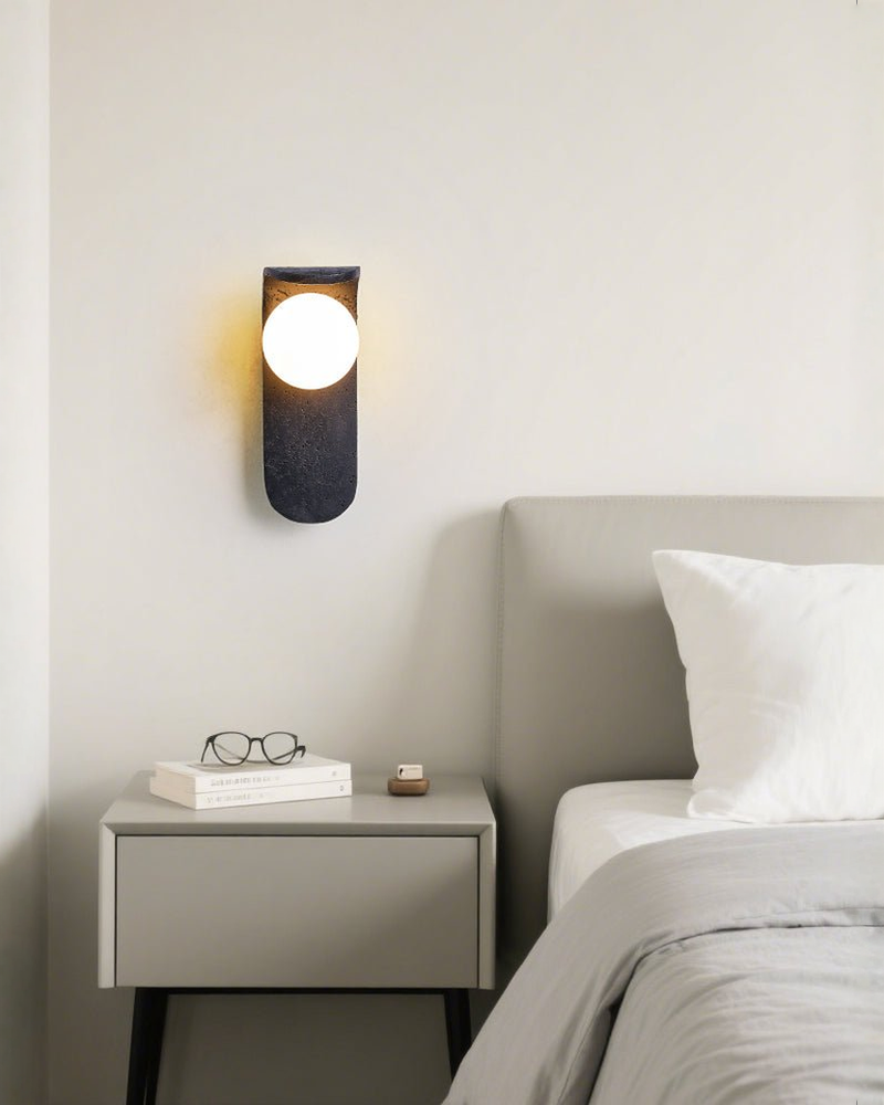 Eclipse Orb - Zwarte travertin wandlamp met glazen bol | - Maison Roze