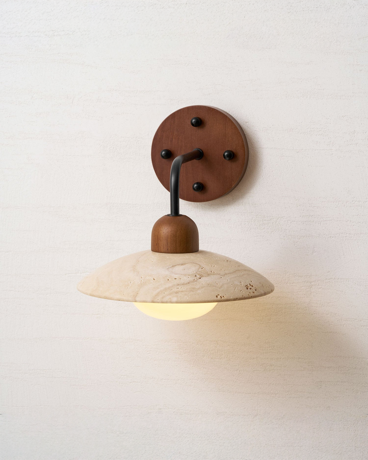 Dome Arm - Travertin wandlamp met gebogen arm en hout | - Maison Roze
