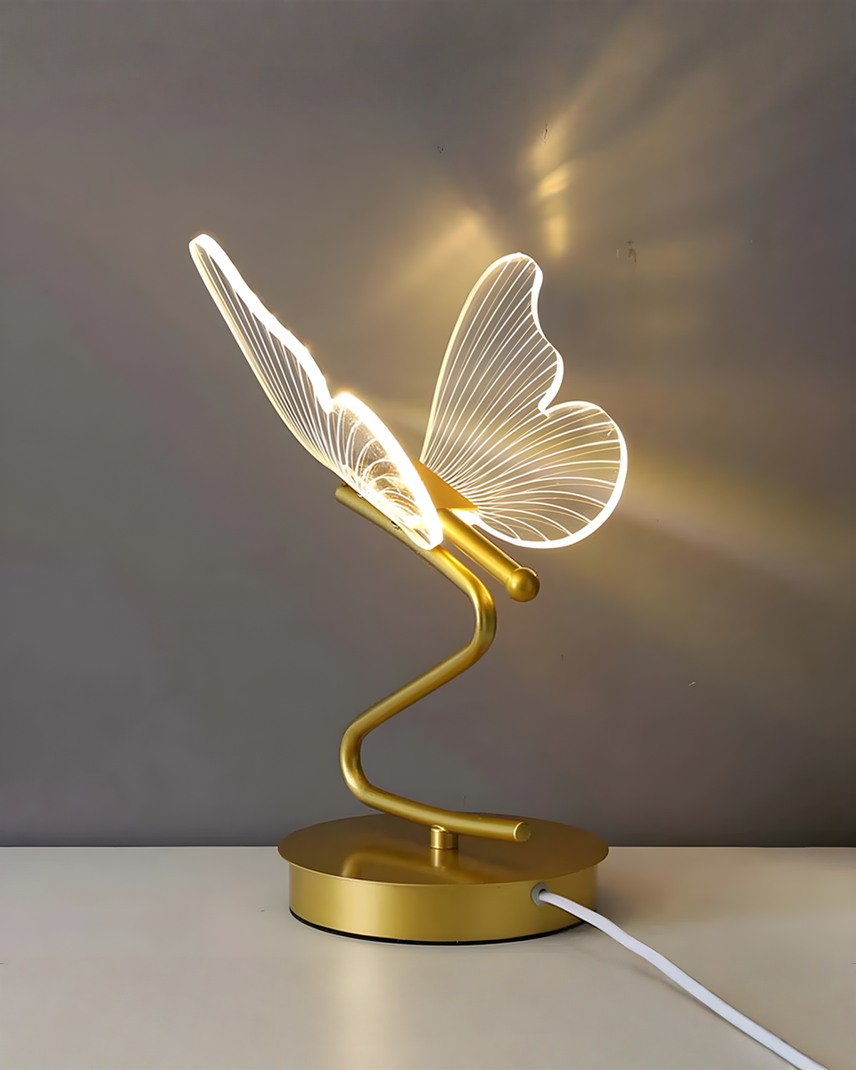 Vlinder LED-tafellamp van goudkleurig metaal en acryl - 30 cm | - Maison Roze