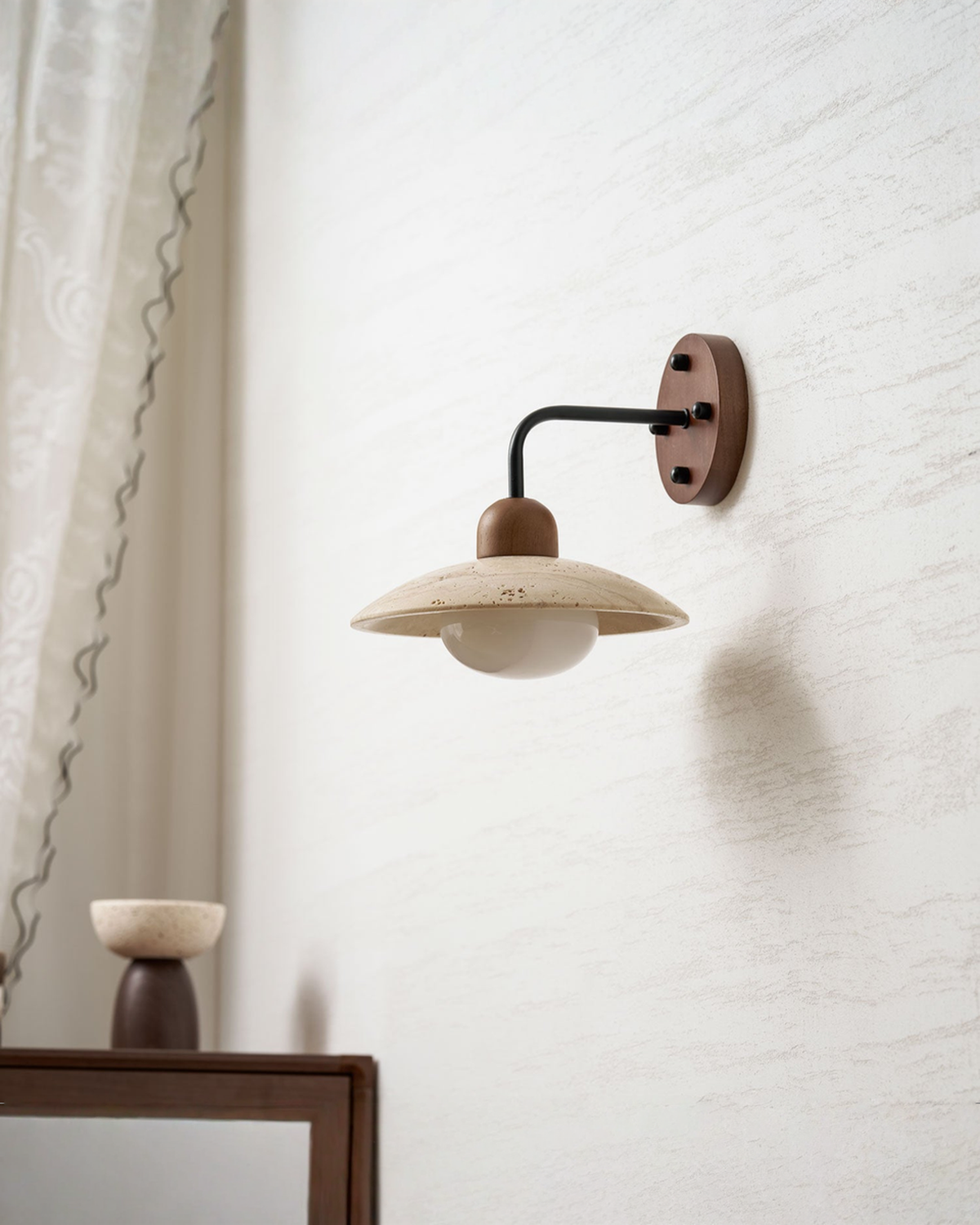 Dome Arm - Travertin wandlamp met gebogen arm en hout | - Maison Roze