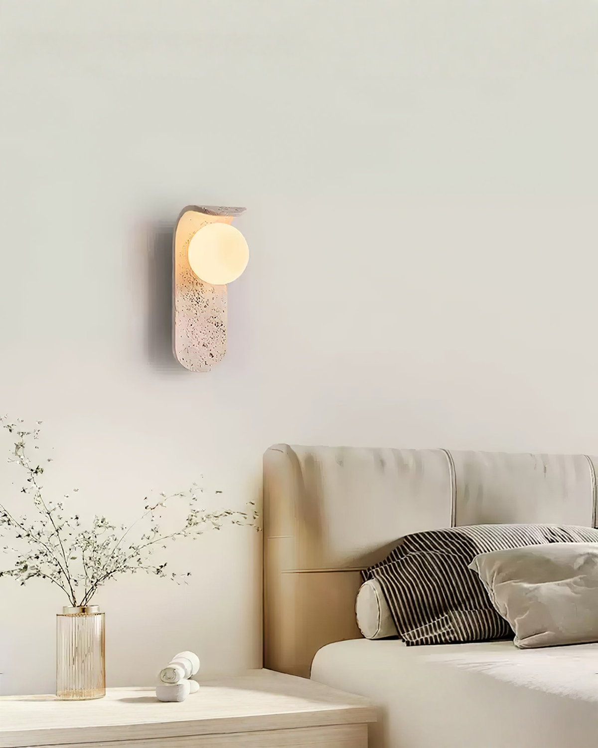 Solis Curve - Gebogen travertin wandlamp met glazen bol | - Maison Roze