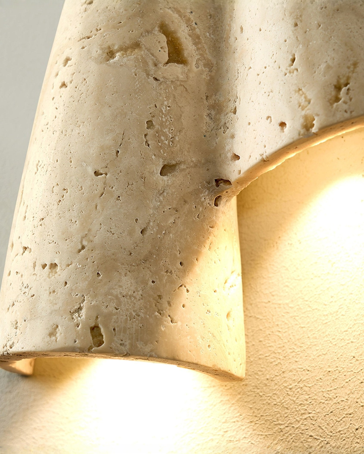 Drapé - Travertin wandlamp met plooivorm | - Maison Roze