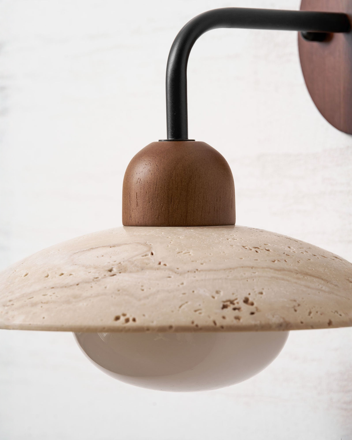 Dome Arm - Travertin wandlamp met gebogen arm en hout | - Maison Roze