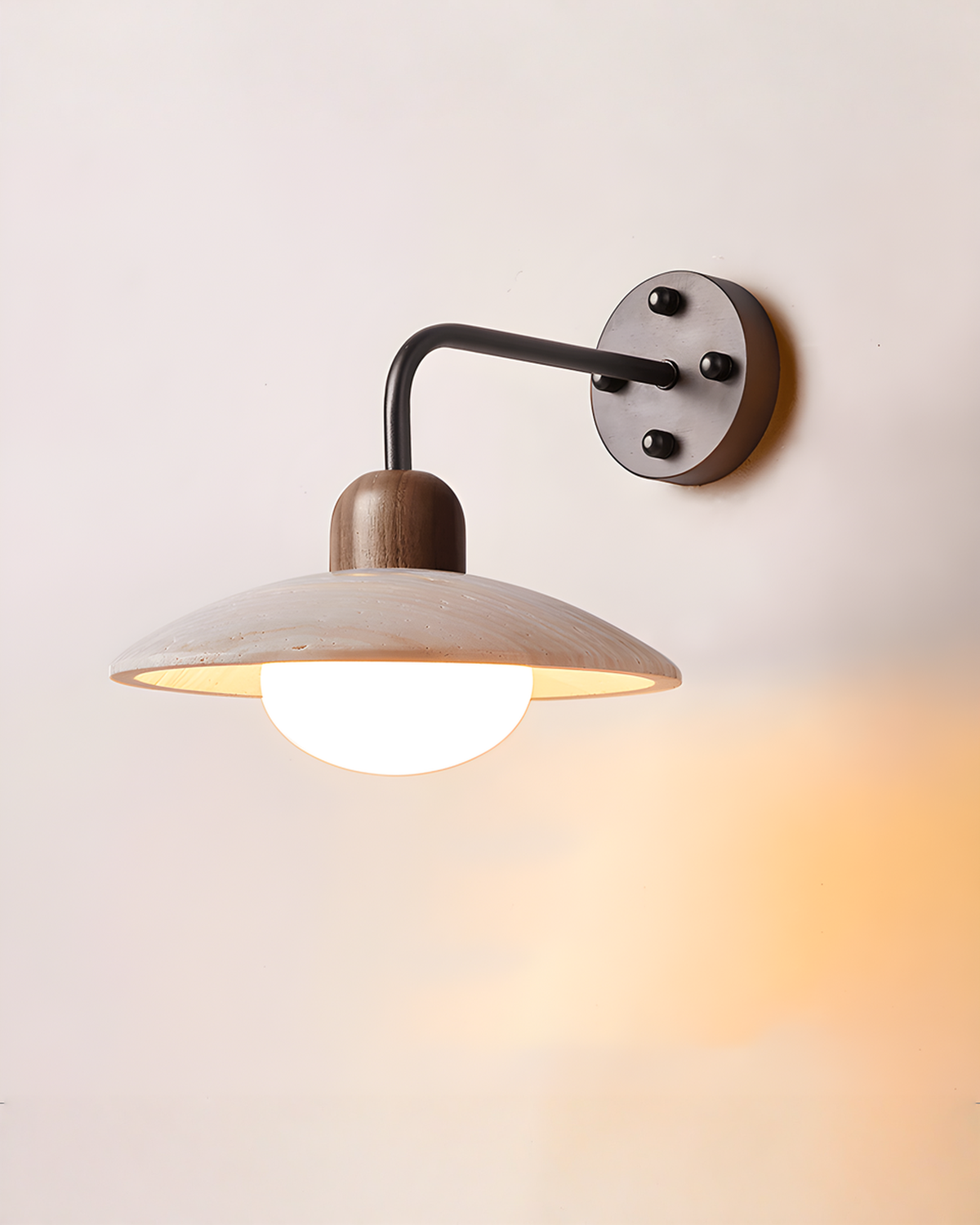 Dome Arm - Travertin wandlamp met gebogen arm en hout | Zwart - Maison Roze