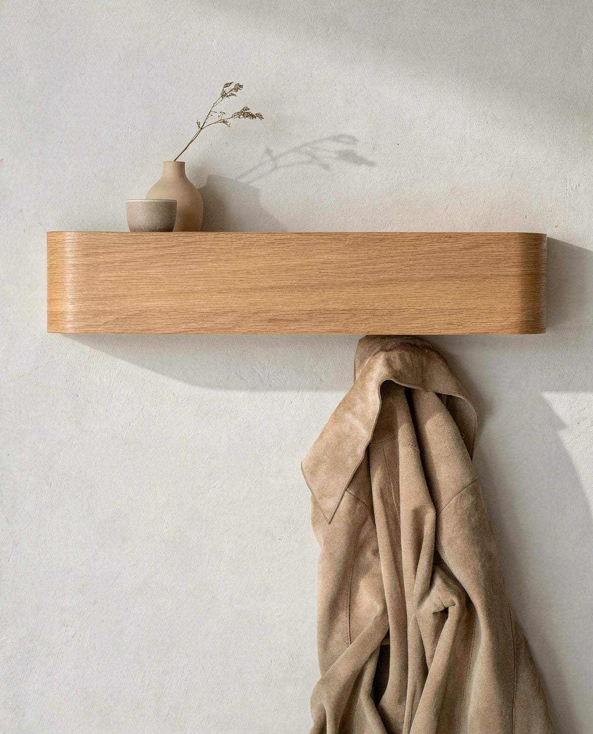 Wandkapstok met plank hout – sfeerbeeld hal