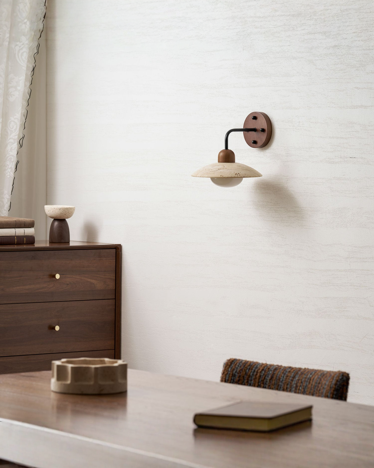 Dome Arm - Travertin wandlamp met gebogen arm en hout | - Maison Roze