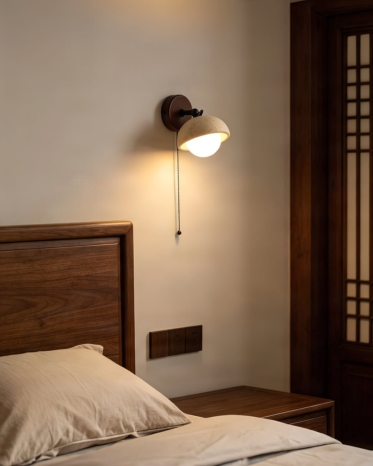 Pecherna - Travertin wandlamp met walnoot en glazen bol | - Maison Roze