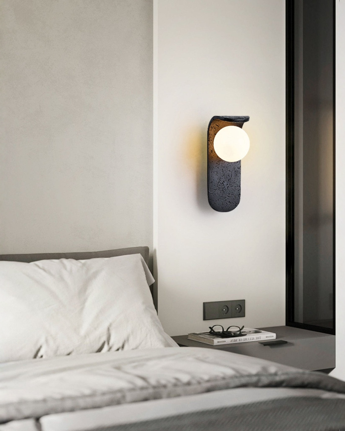 Eclipse Orb - Zwarte travertin wandlamp met glazen bol | - Maison Roze
