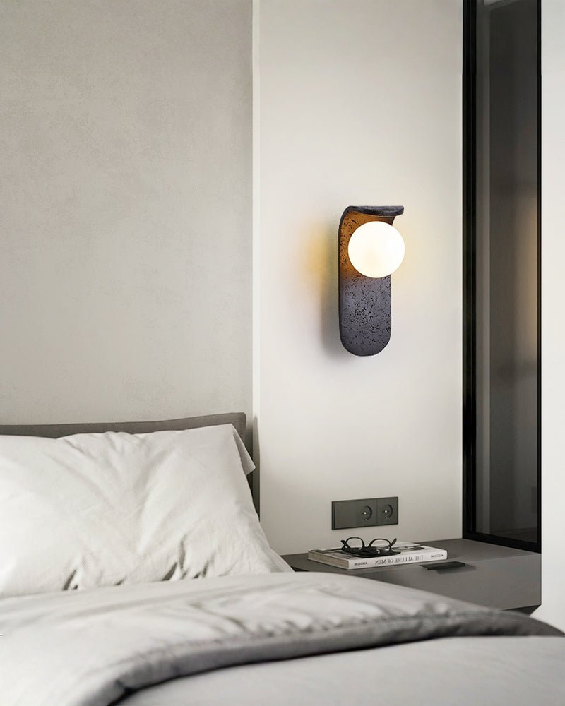 Eclipse Orb - Zwarte travertin wandlamp met glazen bol | - Maison Roze