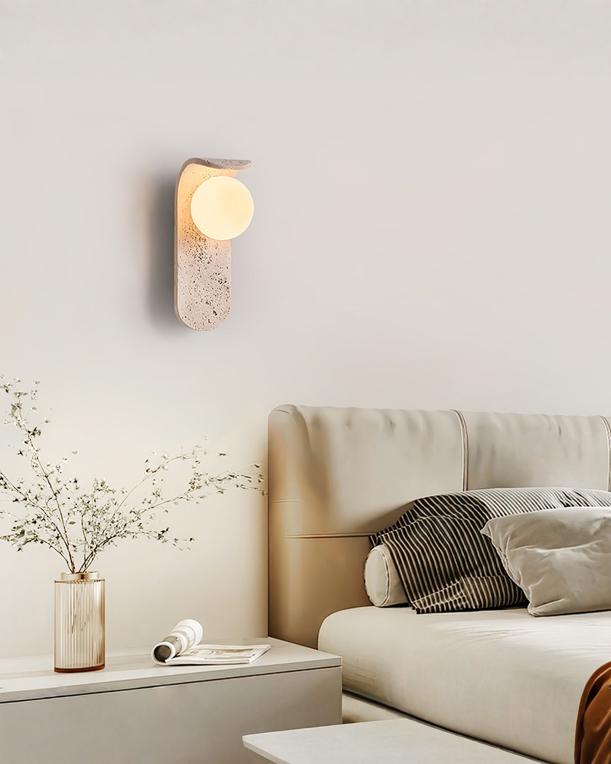 Solis Curve - Gebogen travertin wandlamp met glazen bol | - Maison Roze