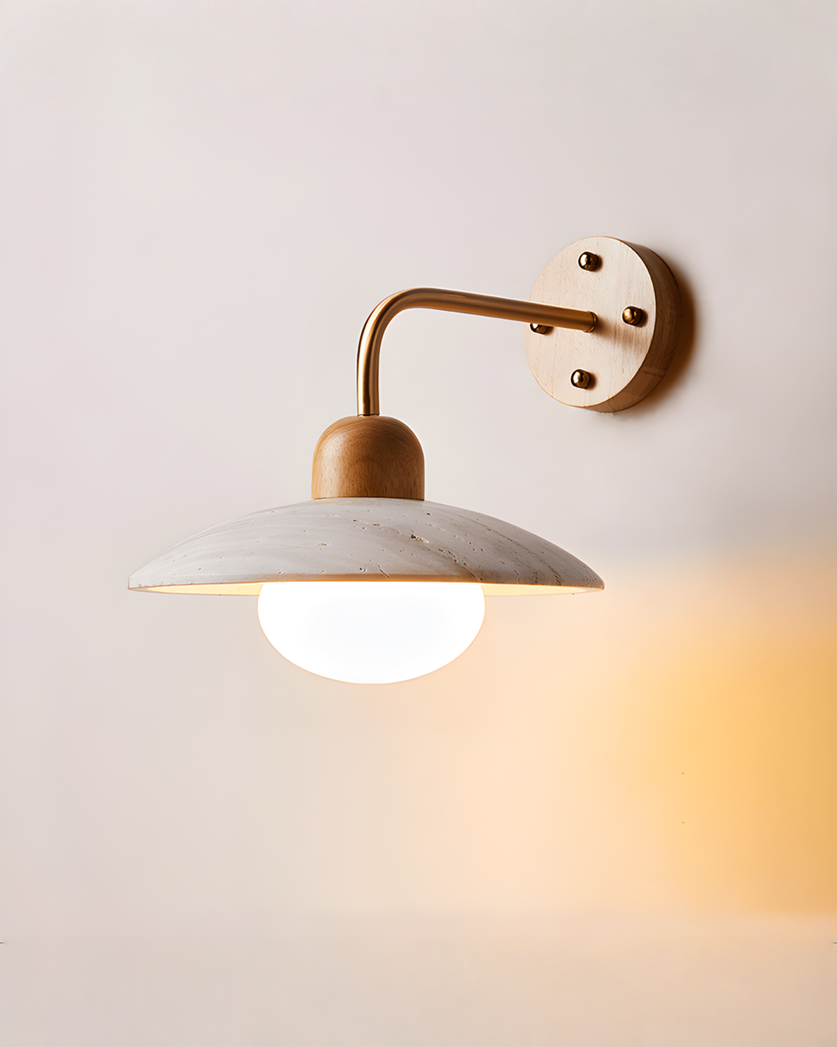 Dome Arm - Travertin wandlamp met gebogen arm en hout | Goud - Maison Roze