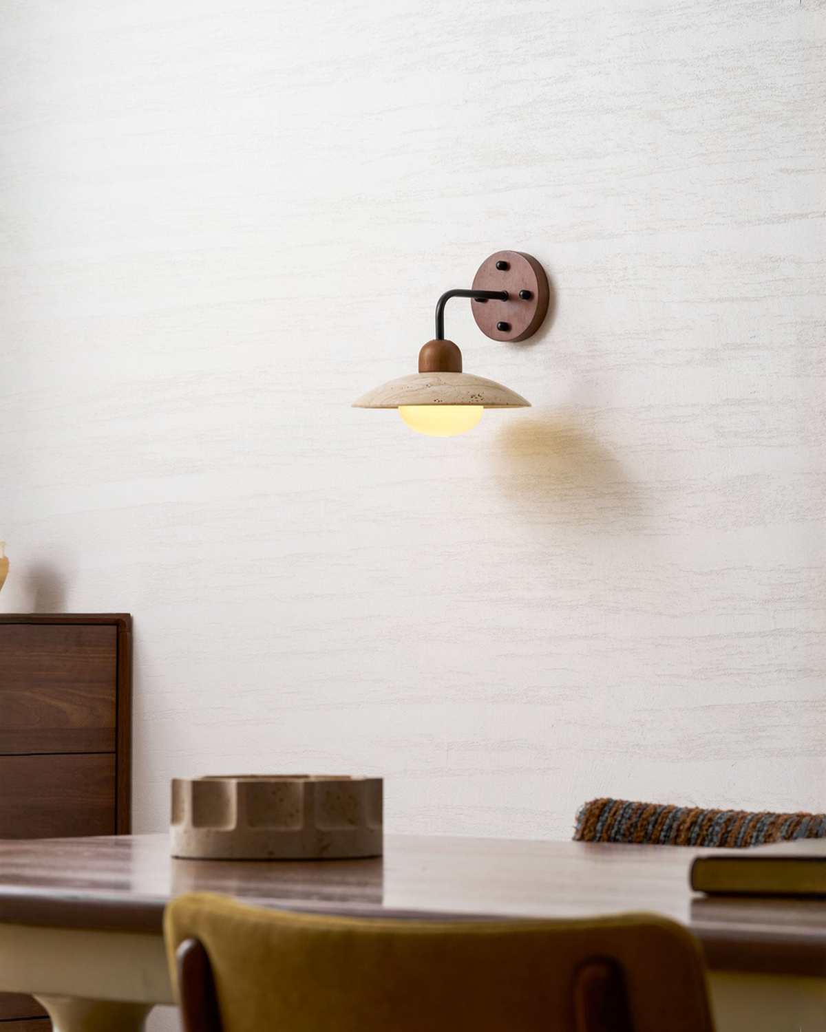 Dome Arm - Travertin wandlamp met gebogen arm en hout | - Maison Roze