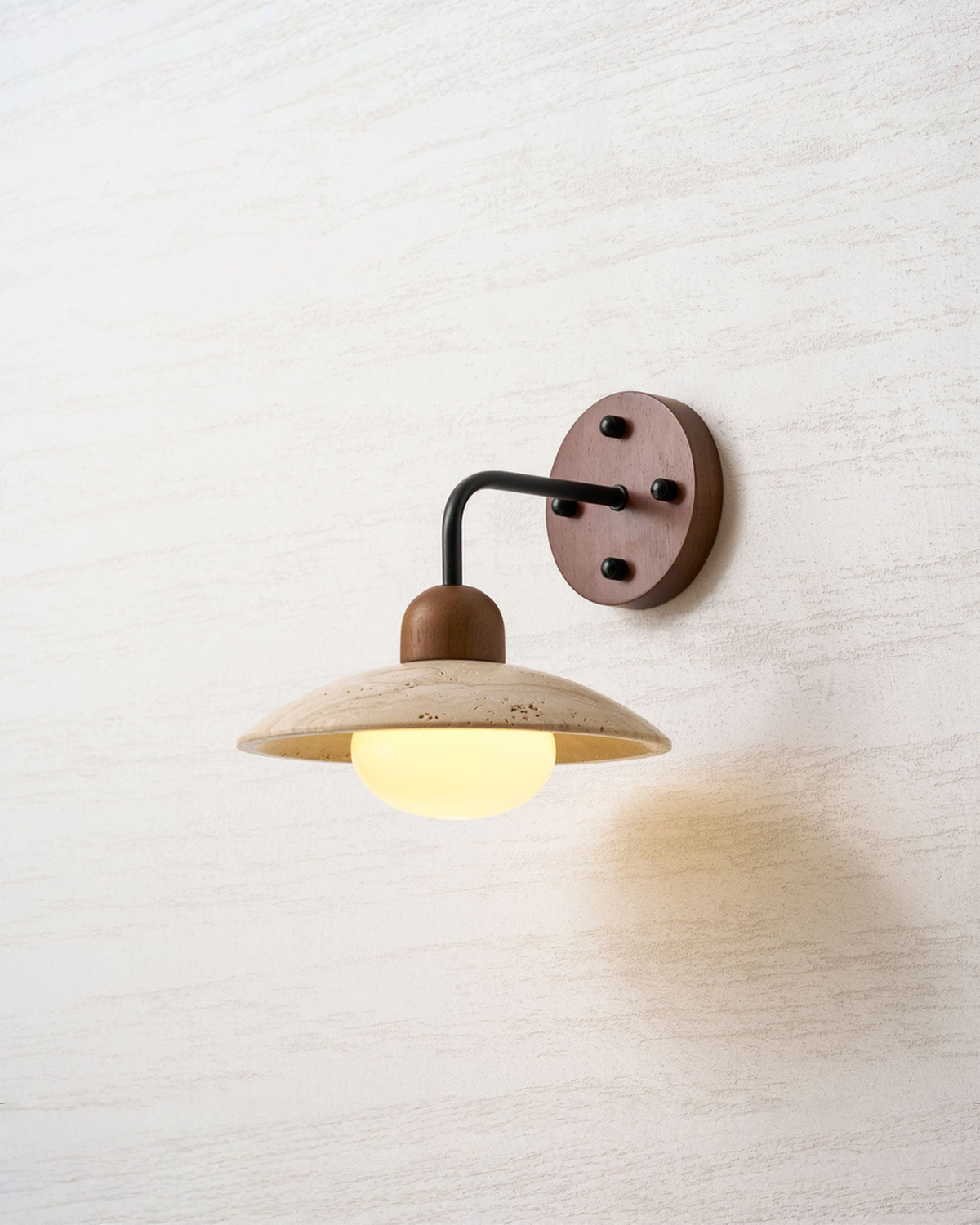 Dome Arm - Travertin wandlamp met gebogen arm en hout | - Maison Roze
