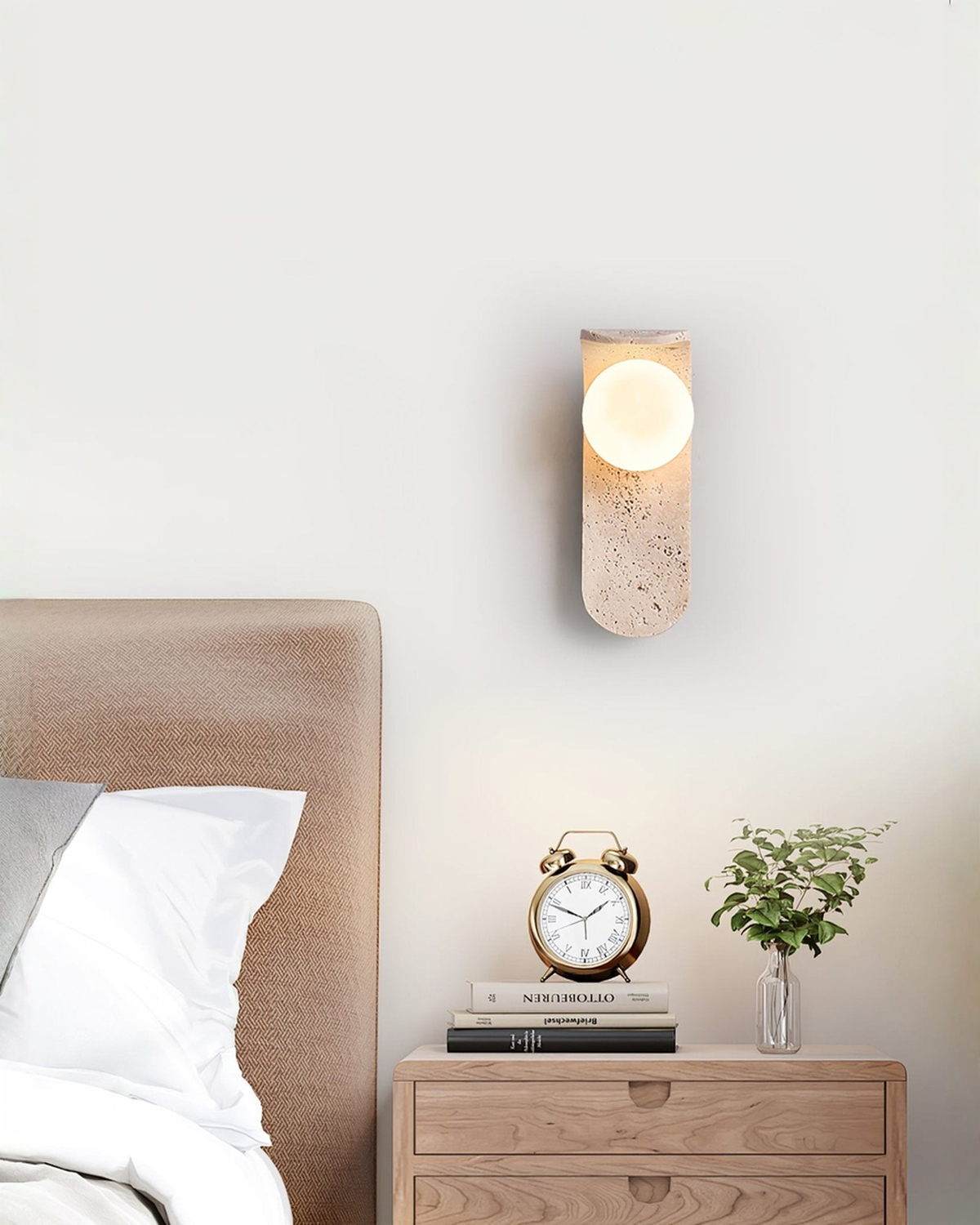 Solis Curve - Gebogen travertin wandlamp met glazen bol | - Maison Roze