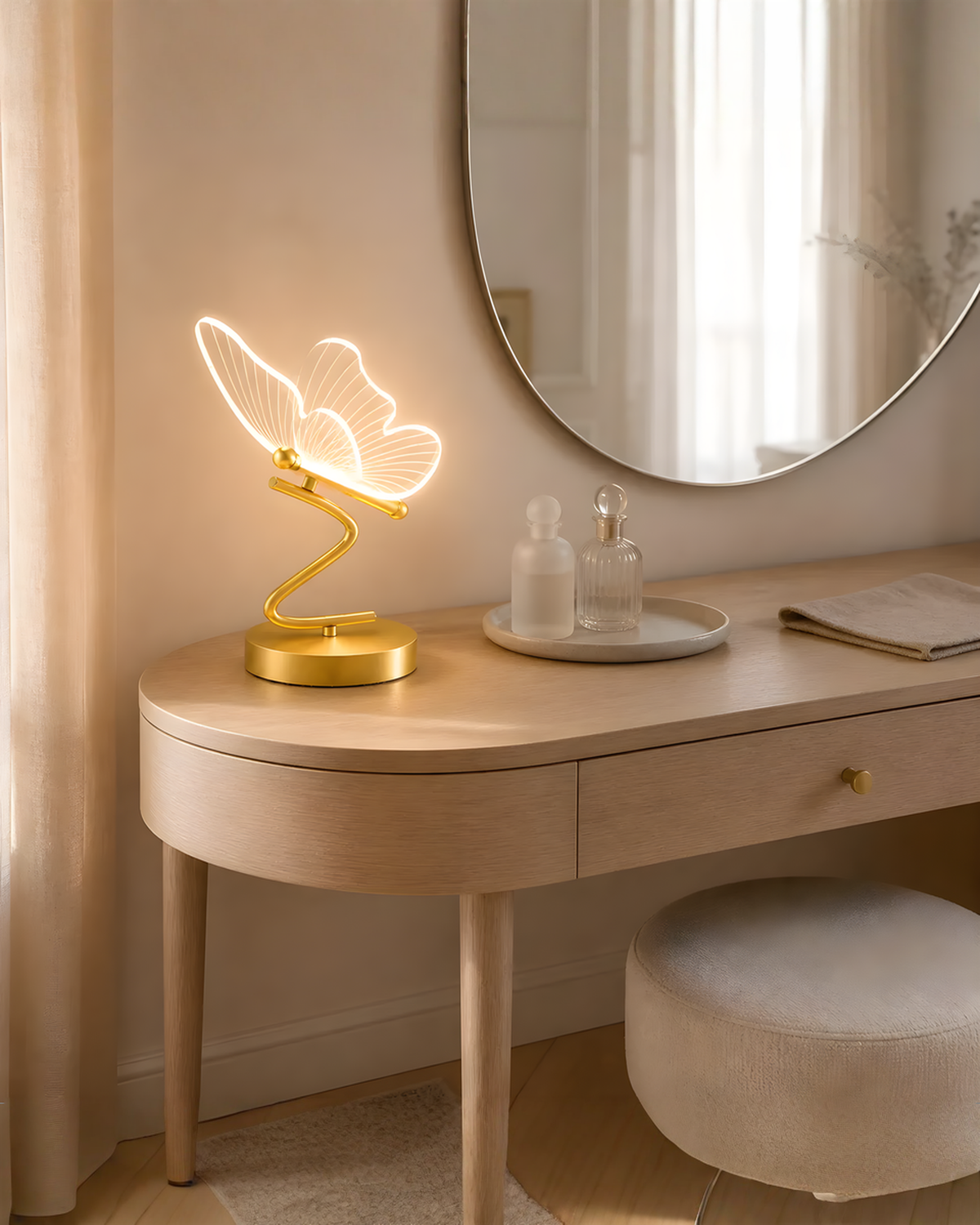 Vlinder LED-tafellamp van goudkleurig metaal en acryl - 30 cm | - Maison Roze