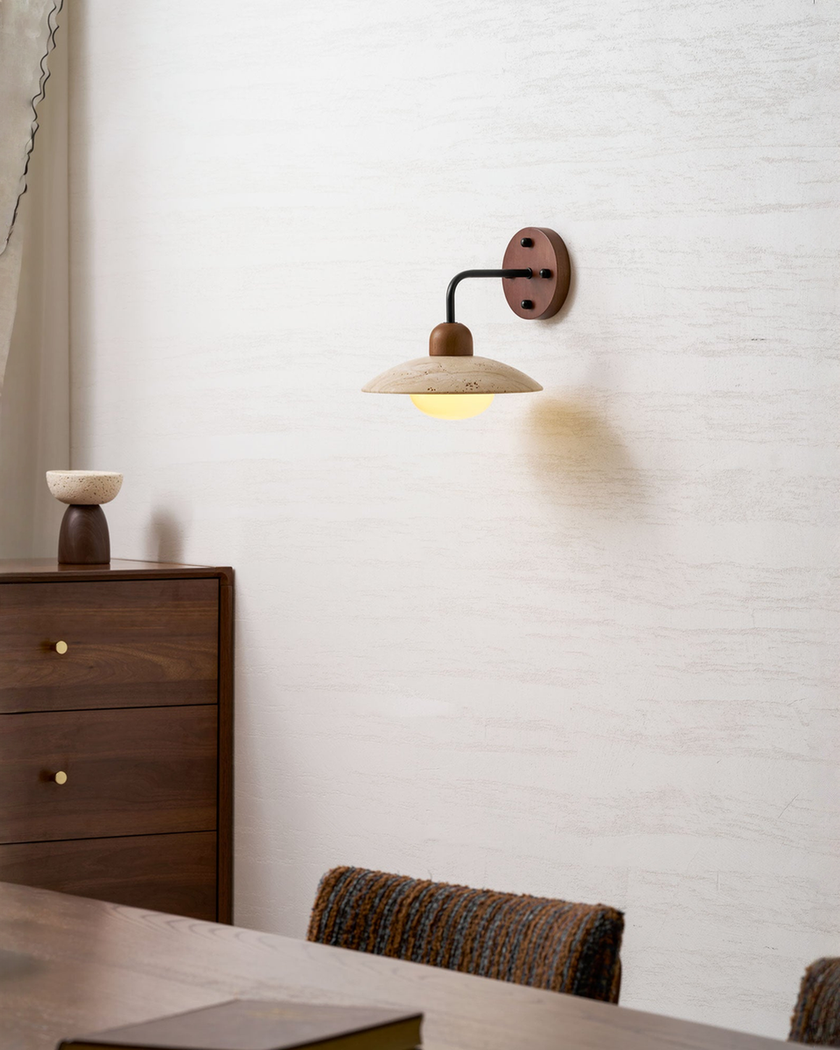 Dome Arm - Travertin wandlamp met gebogen arm en hout | - Maison Roze