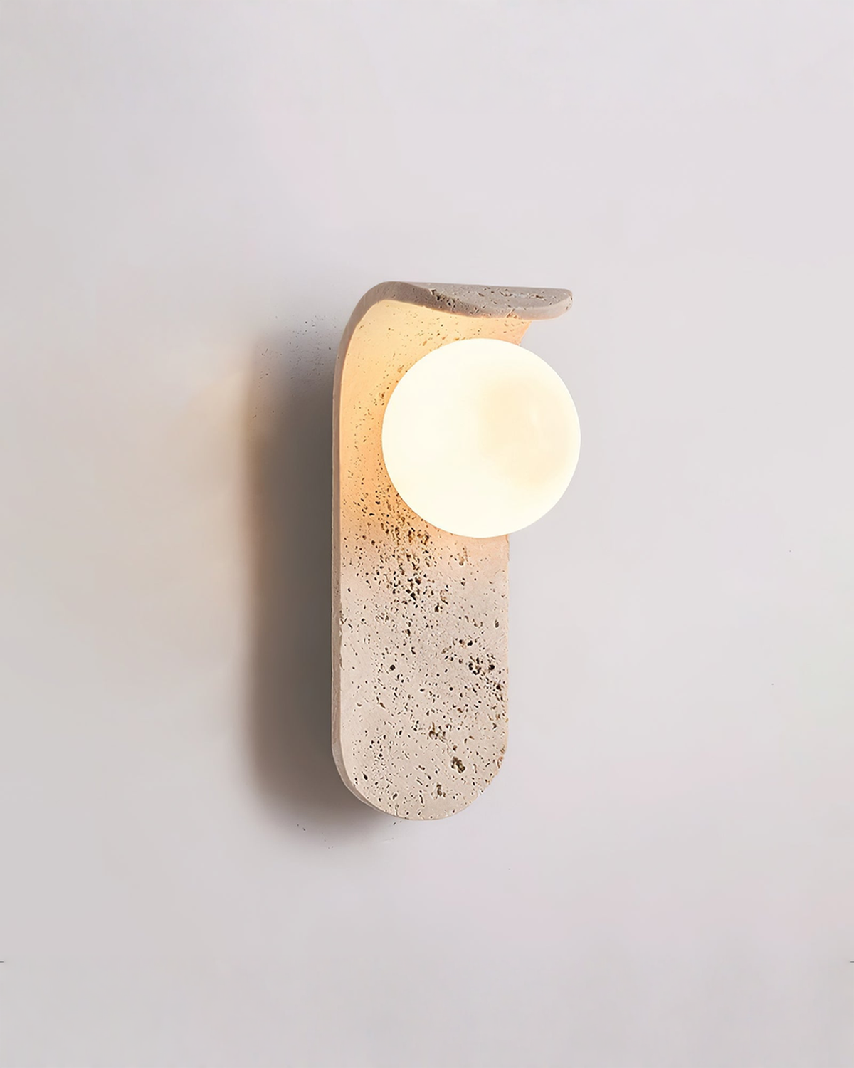 Solis Curve - Gebogen travertin wandlamp met glazen bol | - Maison Roze