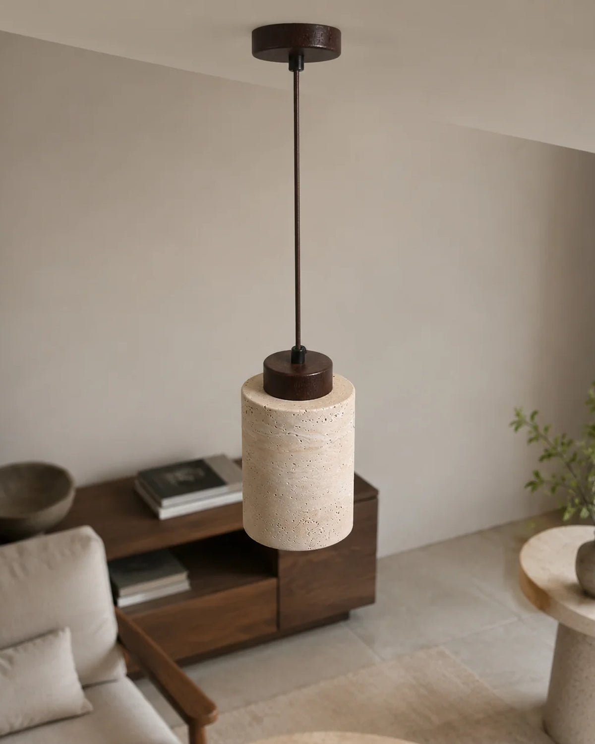 Travertin hanglamp met walnoot kap boven dressoir in beige woonkamer | Maison Roze